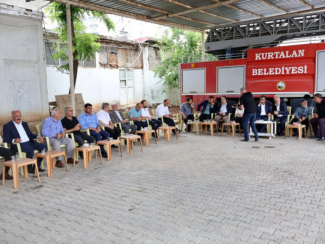 Kurtalan'da Eş Başkanlar Vatandaşla Bayramlaştı