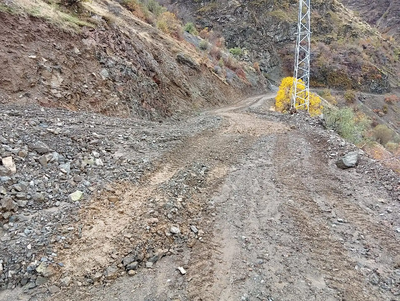 Pervari'de Heyelan: Köy Yolu Ulaşıma Kapandı, Ekipler Hızla Müdahale Etti