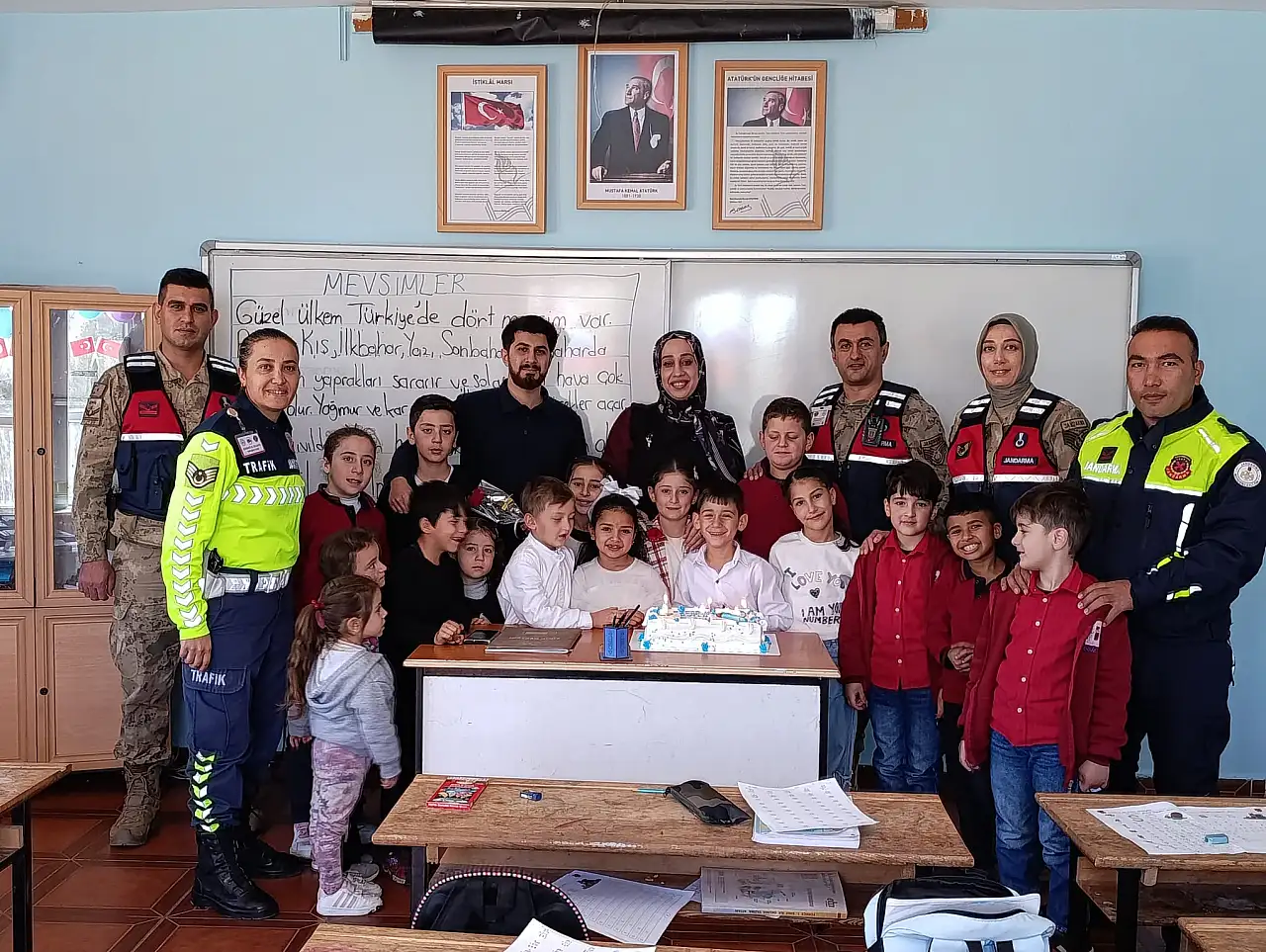 Siirt'te Jandarma 297 Okulu Ziyaret Ederek Öğretmenlerin Gününü Kutladı