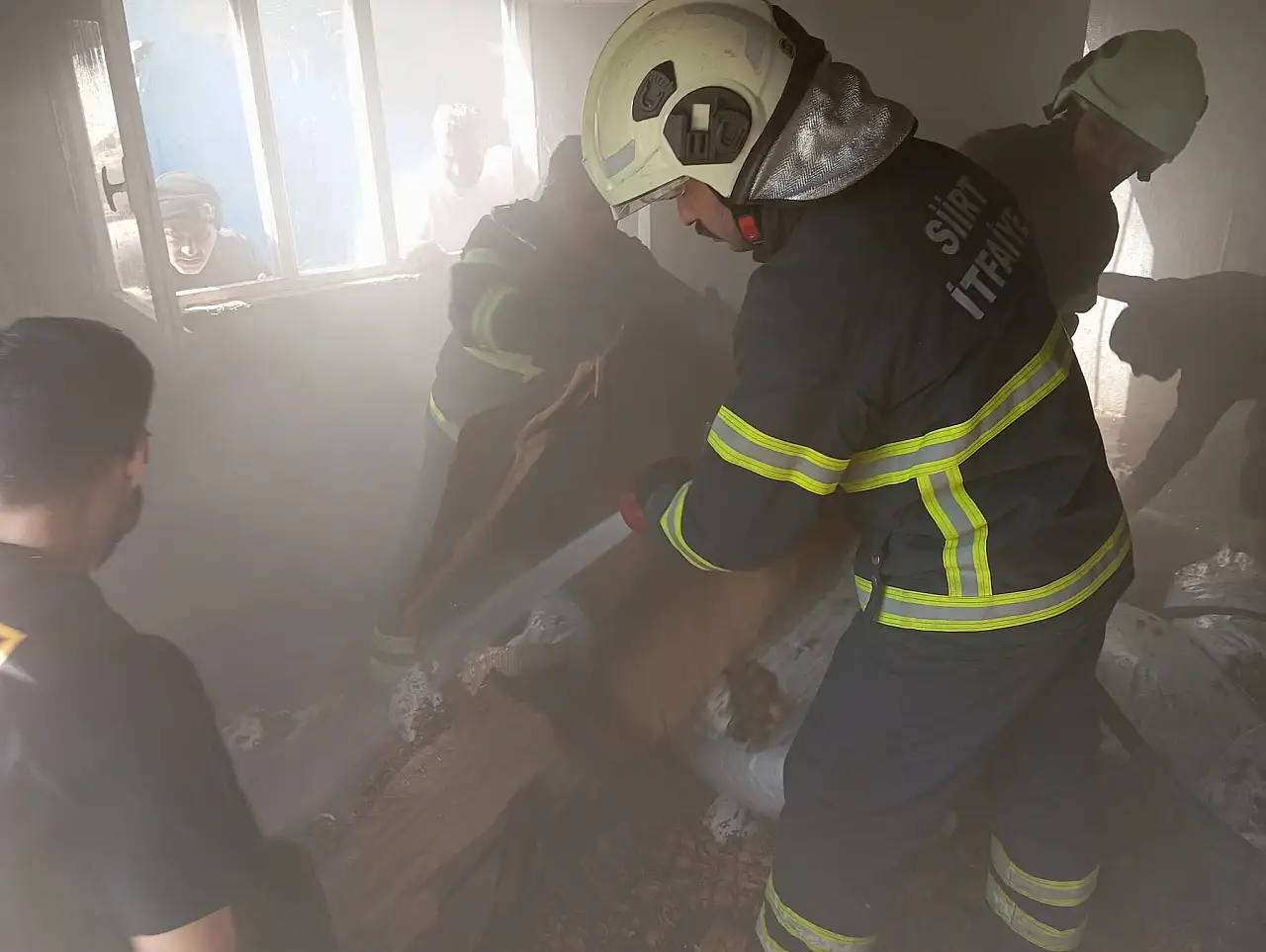 Siirt'te Korkutan Yangın: Odada İstiflenen Ceviz Kabukları Alev Aldı