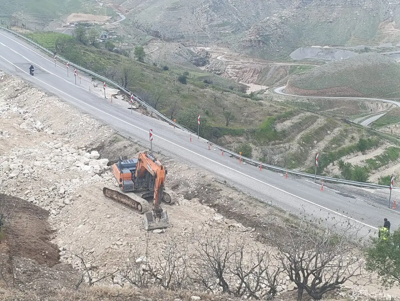 Siirt Eruh yolunun yağıştan sonda Kayaboğaz köyü yakınlarında oluşan hasarı gösteren fotoğraf.