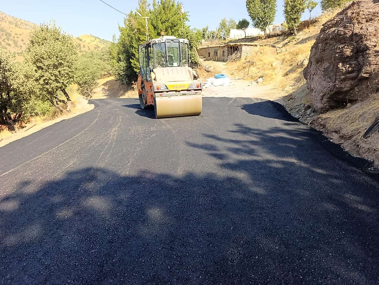 Siirt'te Kırsal Alanda Altyapı ve Yol Çalışmaları Sürüyor