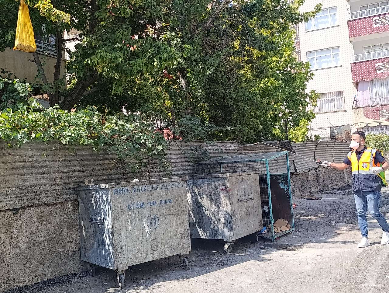 Siirt'te Sinek, Haşere ve Kenelere Karşı İlaçlama Çalışmaları Sürüyor
