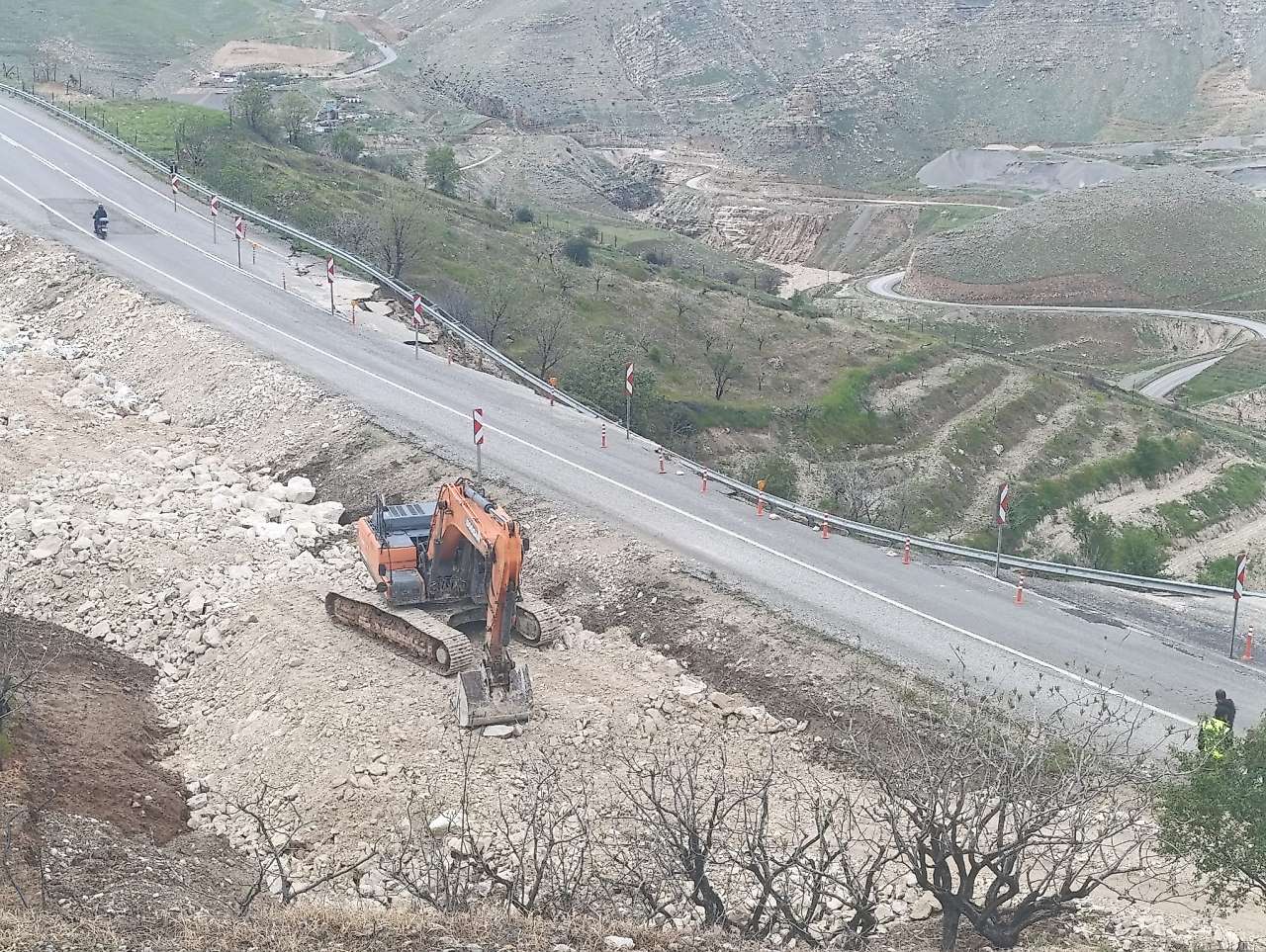 Siirt'te Fıstık Üreticilerine Yol Desteği: Bağ Yollarında Çalışma Sürüyor