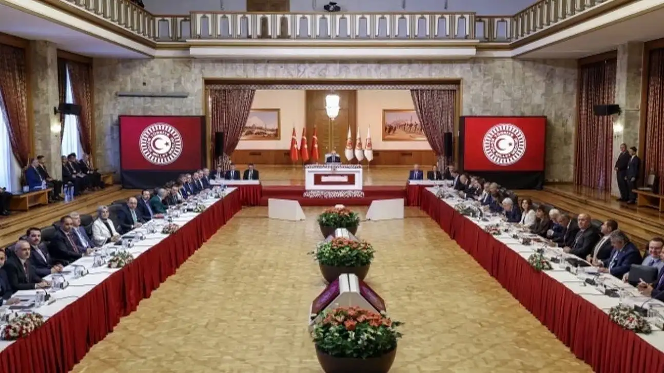 Bahçeli'nin Çağrısının Ardından Kritik Adım: Süreç Komisyonu'ndan 'İmralı Oylaması' Kararı! Kalın'ın Sunumu Sonrası 'En Kısa Sürede Gidiyoruz' Açıklaması