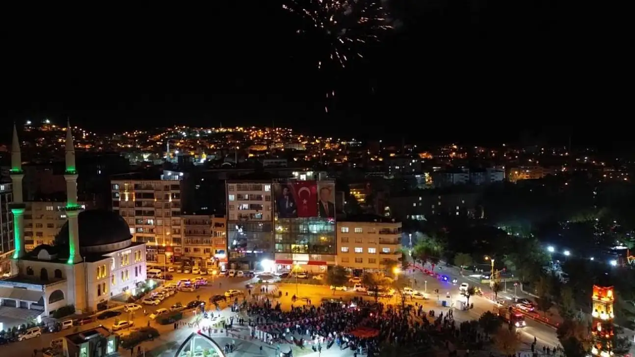 Cumhuriyet'in 102'nci Yılında Siirt Fener Alayıyla Aydınlandı