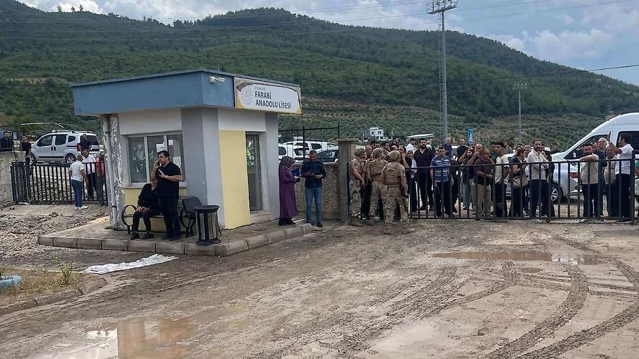 Osmaniye'de Okul Bahçesinde Öğretmene Silahlı Saldırı: Öğretmen Ağır Yaralandı