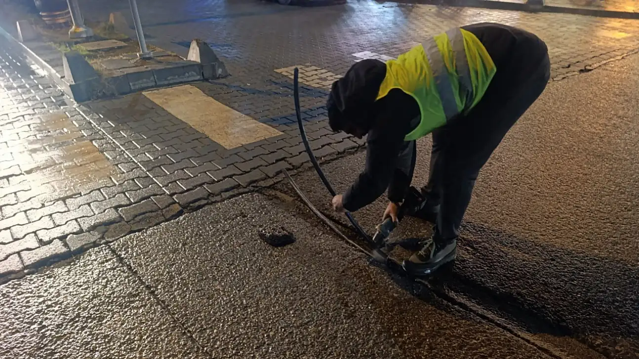 Siirt Belediyesi, vatandaşları tedirgin eden kabloları güvenli hale getirdi