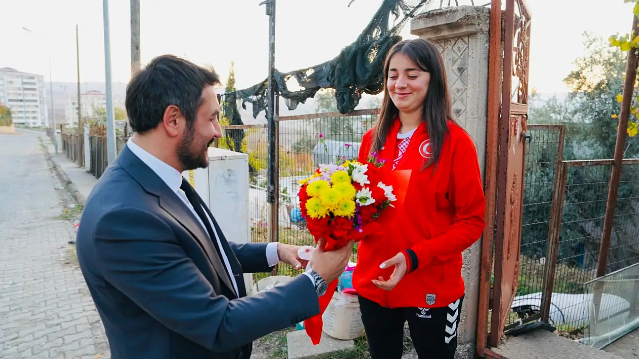 Siirt Gençlik ve Spor İl Müdürü, Dünya ikincisi Asya Viyan Elinç'i evinde ziyaret etti