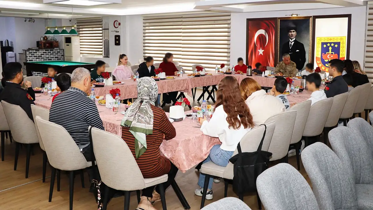Siirt İl Jandarma Komutanı Özmen, çocuklarla kahvaltıda buluştu