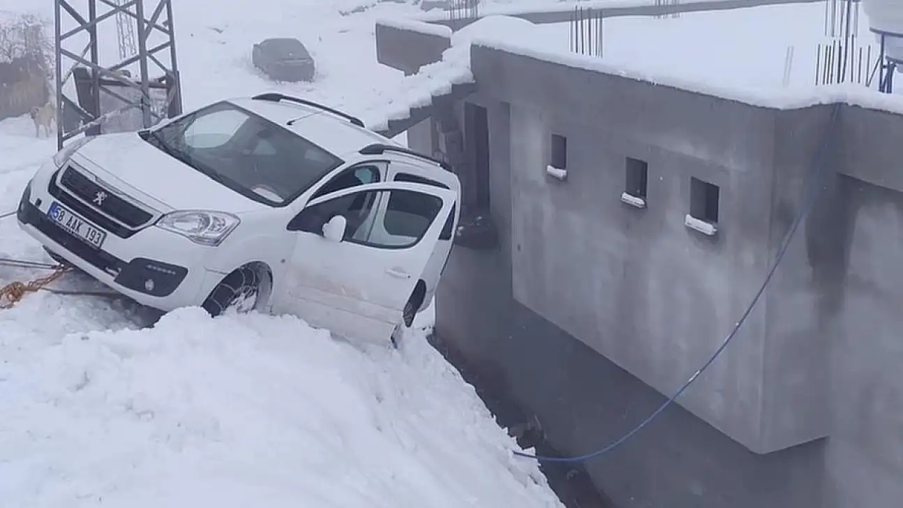 Siirt'in Baykan ilçesinde buzlanma kazası: Araç evin duvarında asılı kaldı