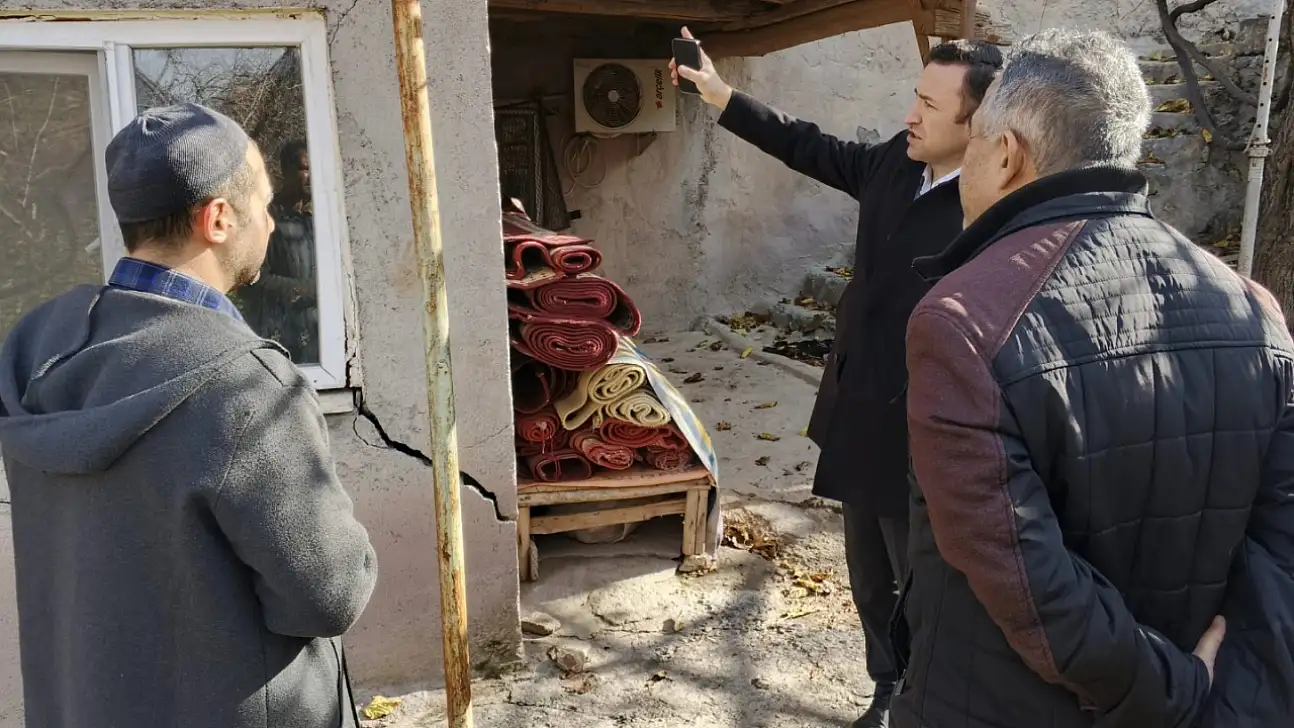 Siirt'in Pervari ilçesinde toprak kayması sonrası hareket eden köyde inceleme yapıldı!