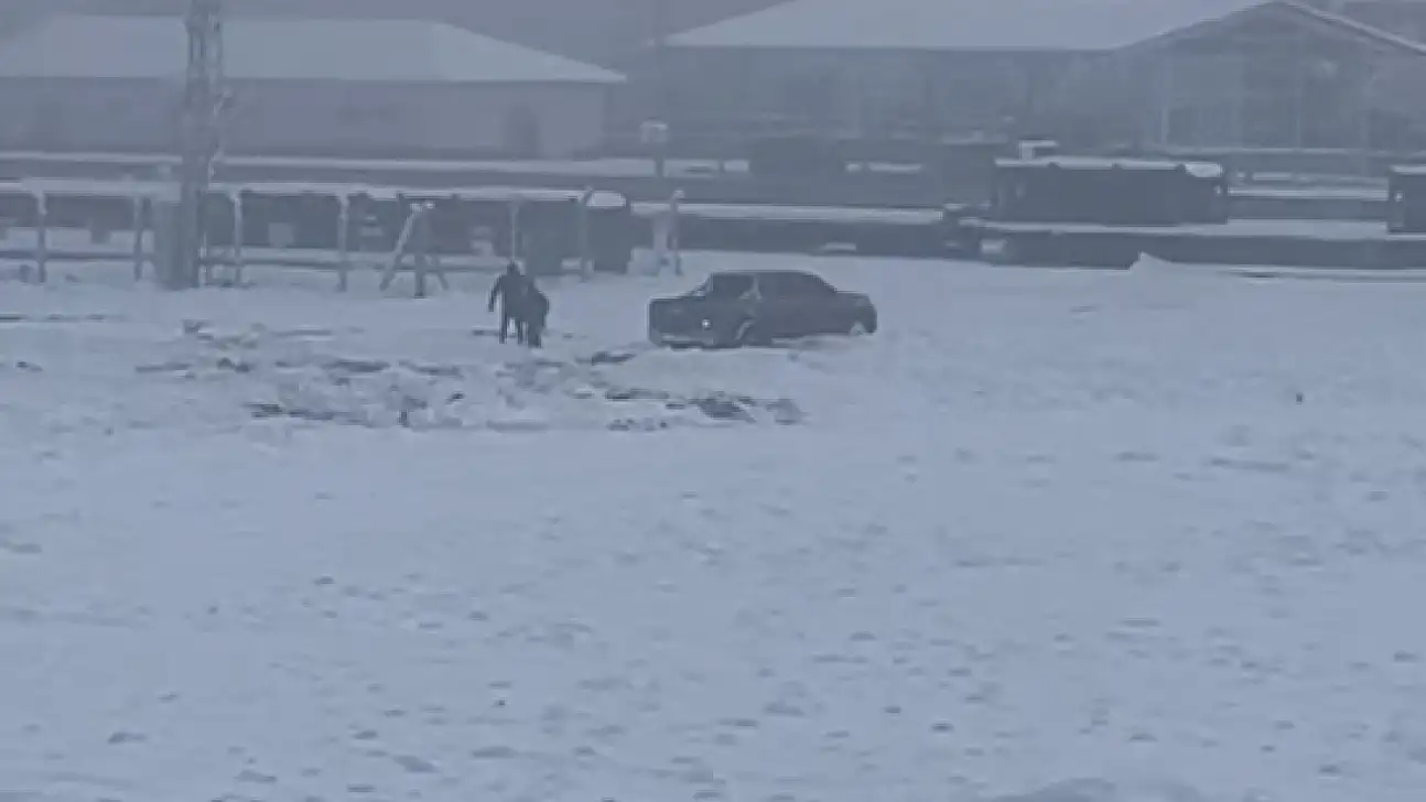 Siirt Kurtalan'da kar üzerinde önce drift yaptı sonra kara saplandı