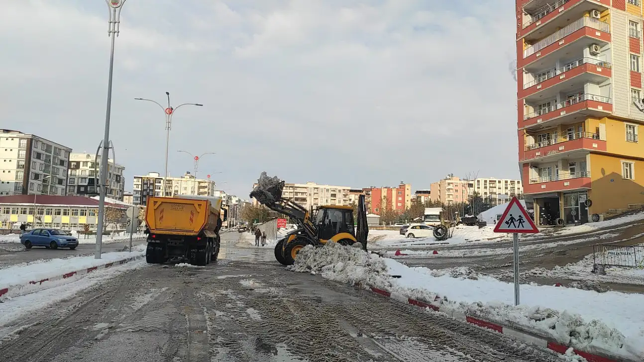 Siirt'te biriken karlar şehir dışına taşınıyor