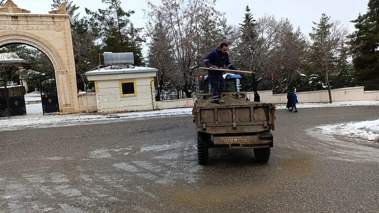 Siirt'te buzlanmaya karşı belediye çalışmaları sürüyor