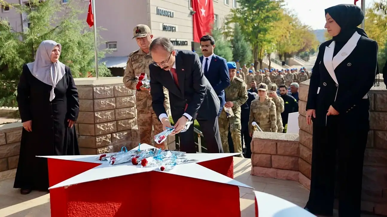 Siirt'te Helikopter Kazasında Şehit Olan 17 Mehmetçik Dualarla Anıldı