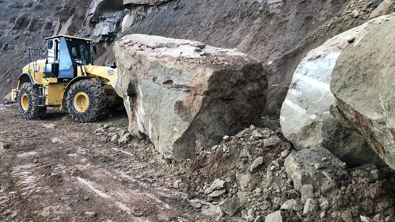 Siirt'te heyelan köy yolunu kapattı, ekipler müdahale etti