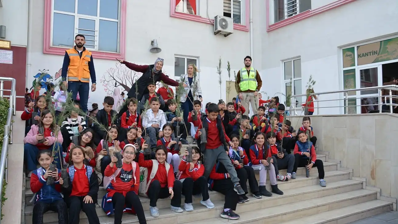 Siirt'te ilkokul öğrencilerine fidan dağıtıldı