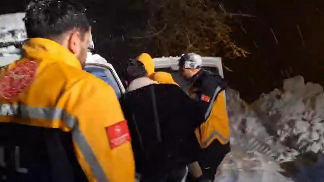 Siirt'te Karla Kapanan Mezrada Seferberlik: Hastalanan Çocuk Ambulansla Kurtarıldı