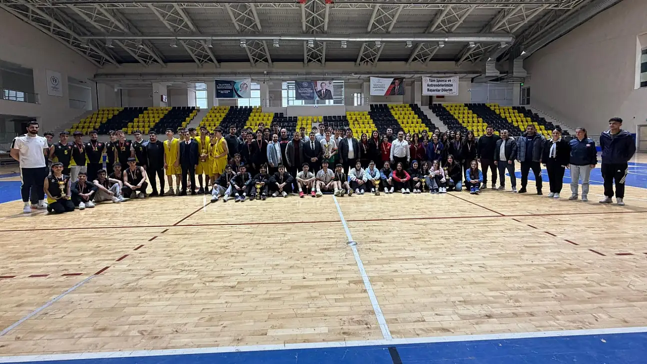 Siirt'te Okul Sporları Kapsamında Gençler Basketbol Müsabakaları Tamamlandı