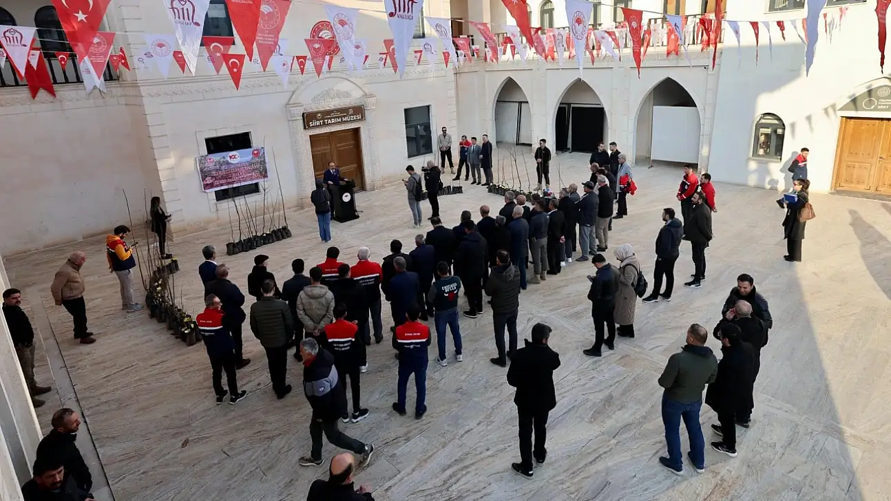Siirt'te Üreticilere Binlerce Fıstık ve Trabzon Hurması Fidanı Dağıtıldı