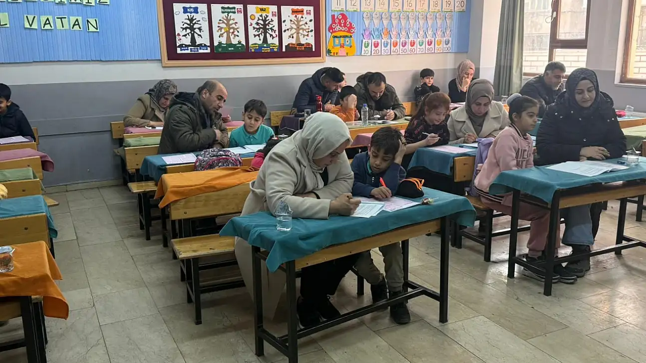 Siirt'te veliler öğrencilerle aynı sırada ter döktü