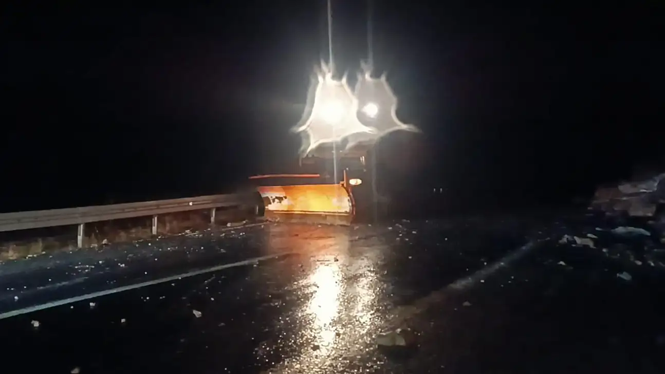 Komşu ilimiz Şırnak'ta dağdan kopan kaya parçaları yolu trafiğe kapattı