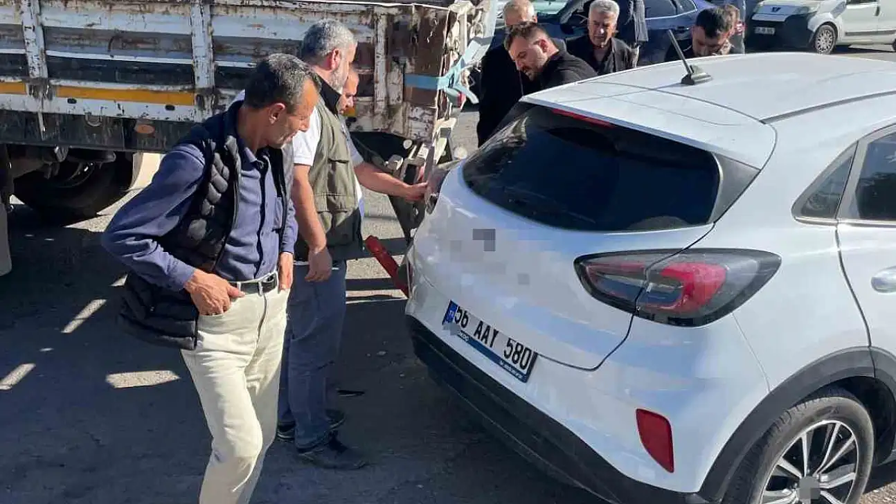 Siirt'te tırın dorsesi otomobilin teker bölümüne takıldı