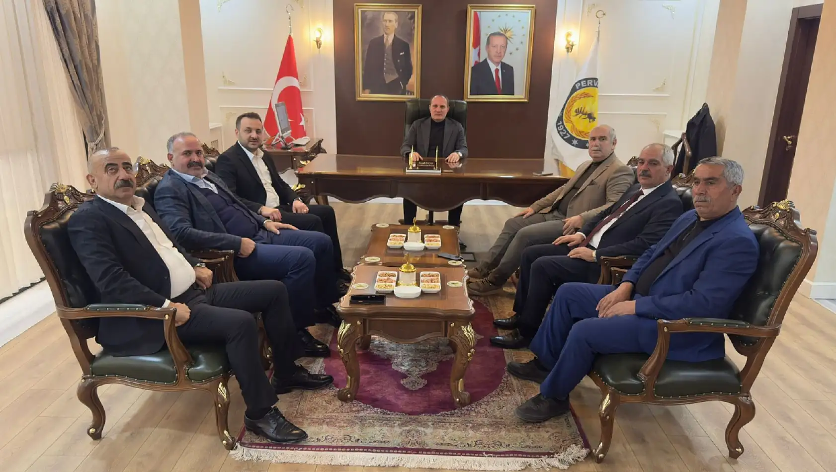 AK Parti Siirt İl Başkanı Özturan, Belediye Başkanı Özcan ve İl Genel Meclisi Başkanı Bayram Pervari'de Partililerle Buluştu