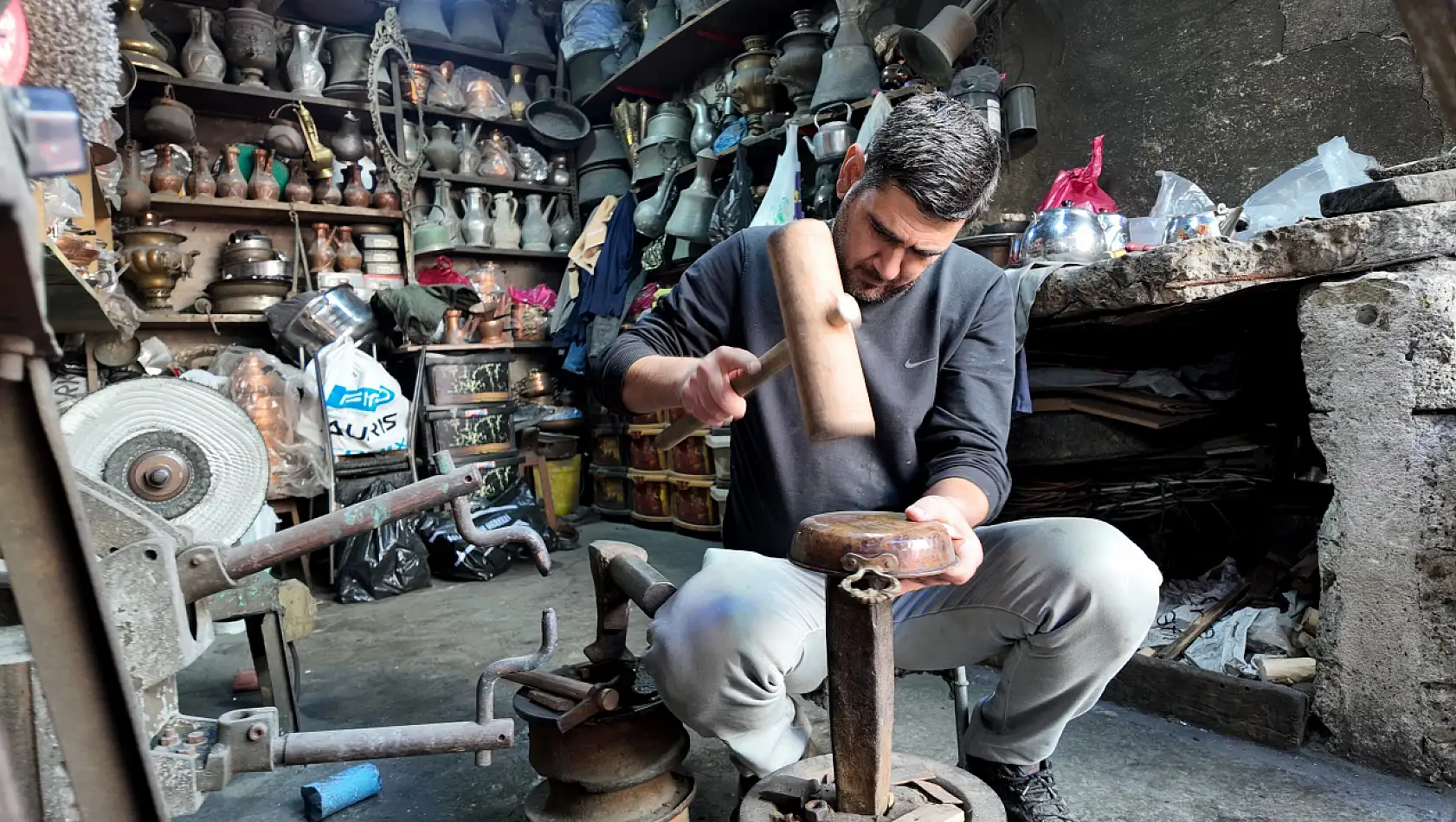 Bakırın Sesi Siirt'te Hâlâ Yankılanıyor: 6 Yaşında Çırak Oldu, 50'sinde Usta: Fatih Bakırcı'nın Zanaat Hikâyesi