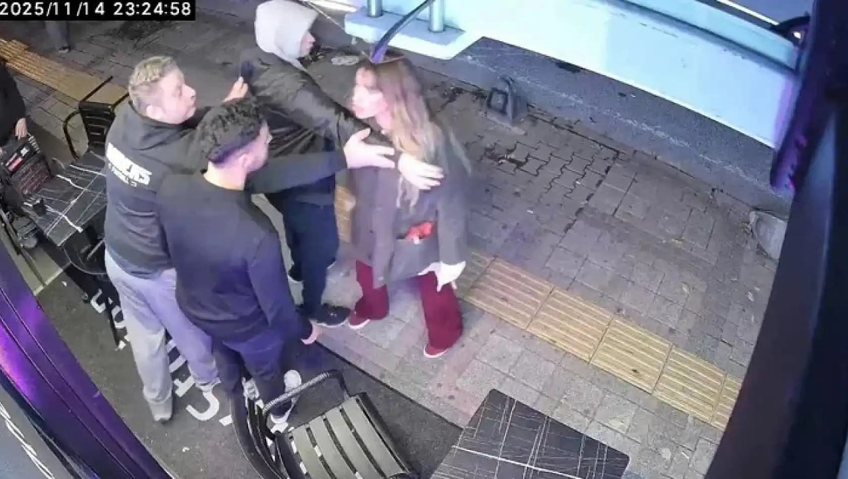 Bakırköy'de Siirtli alkollü kadın ortalığı birbirine kattı! Tekme atıp 'Belki çocuğun olmaz' dediği anlar kamerada