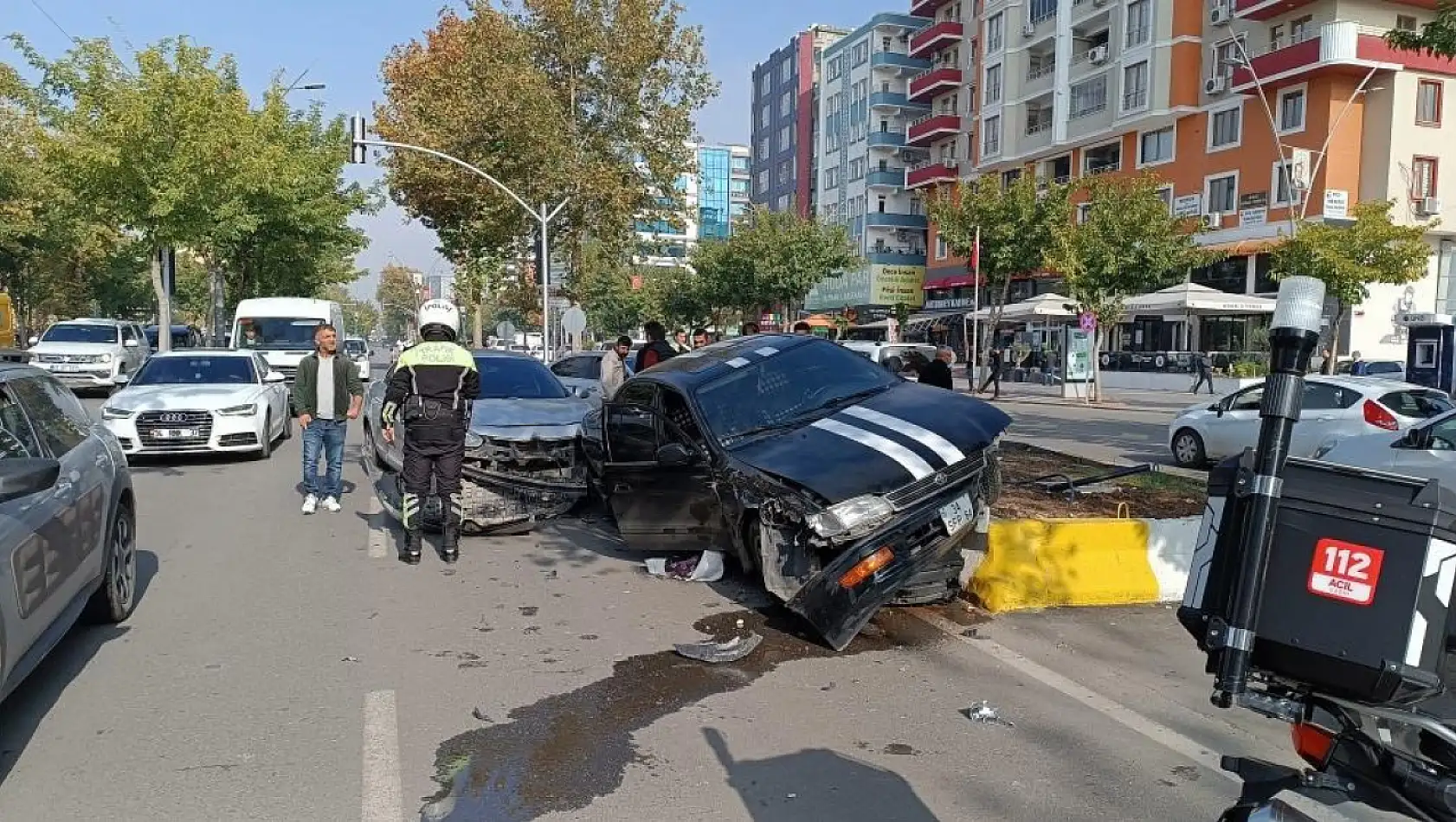 Batman'da Refüje Çıkan Araca Arkadan Çarpan Otomobilde 1 Kişi Yaralandı