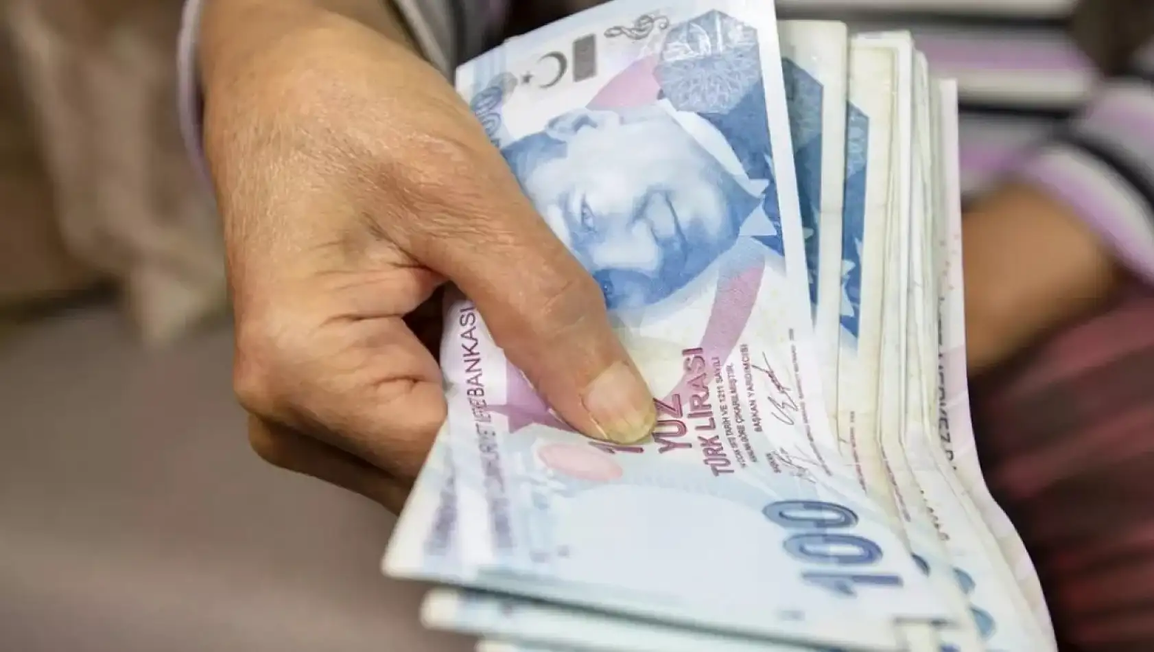 Emeklinin bayram ikramiyesi ne kadar olacak? Masada iki seçenek var