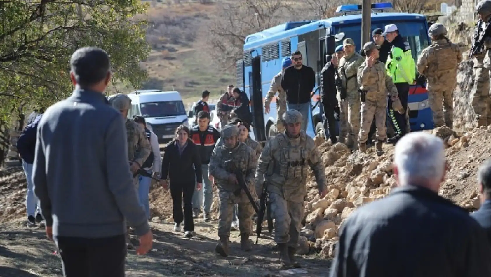 Komşu ilimizde tutuklu Rukiye Fidan, ailesinden kaybettiği 4 kişi için taziyeye götürüldü