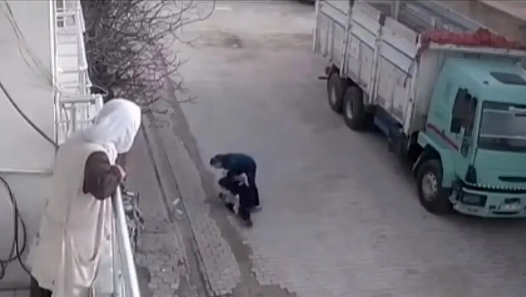 Mardin Kızıltepe'de sokak ortasında dehşet: Bebekli anne ve çocuğa saldıran zanlı tutuklandı