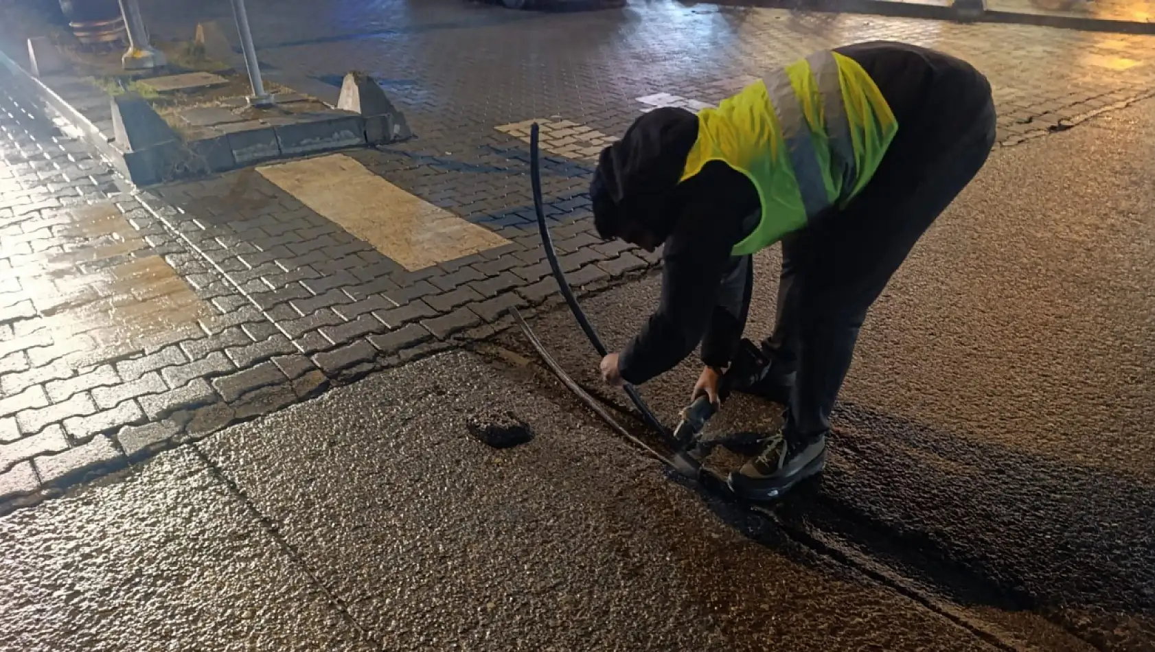 Siirt Belediyesi, vatandaşları tedirgin eden kabloları güvenli hale getirdi