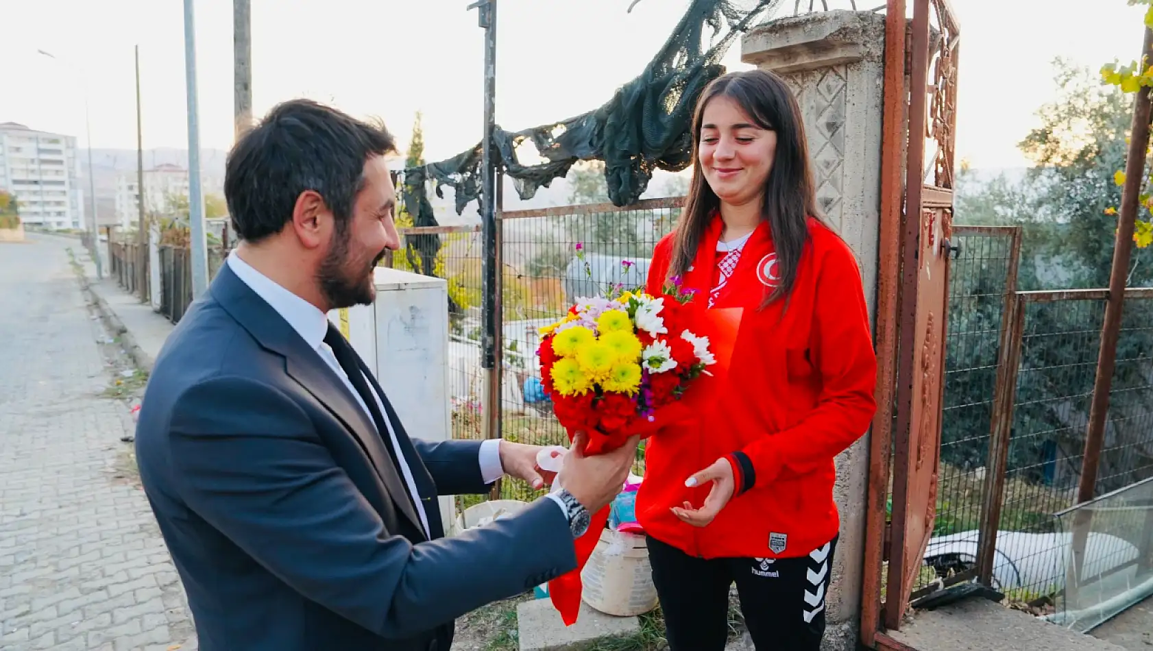 Siirt Gençlik ve Spor İl Müdürü, Dünya ikincisi Asya Viyan Elinç'i evinde ziyaret etti