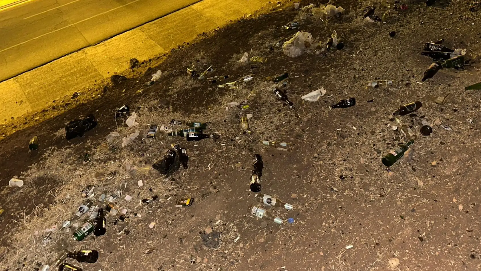 Siirt'te Alkol Şişeleri ve Atıklar Çevre Yolunu Kirletti
