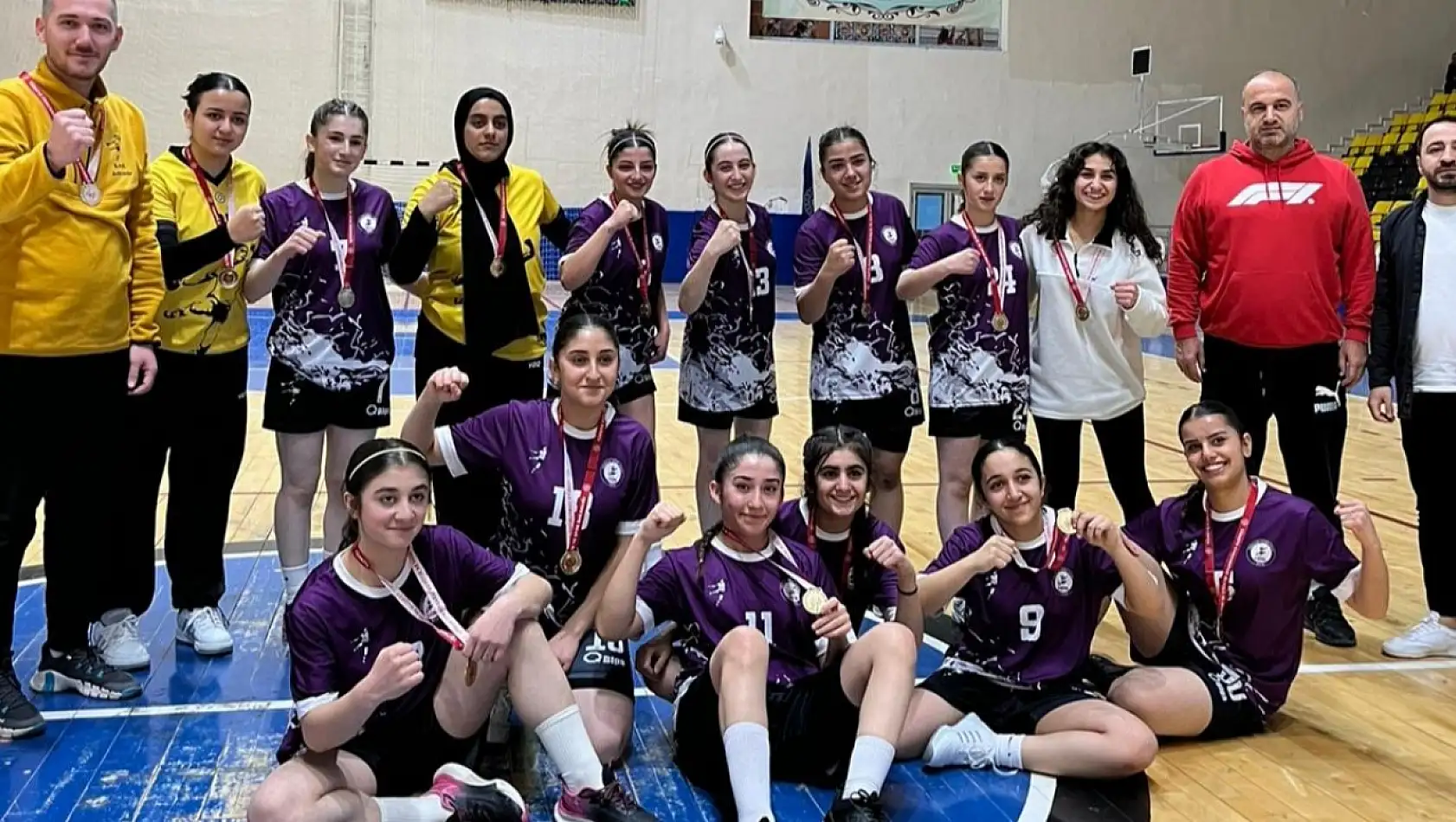 Siirt'te Düzenlenen Hentbol Müsabakalarında Hakkâri Spor Lisesi Birinci Oldu