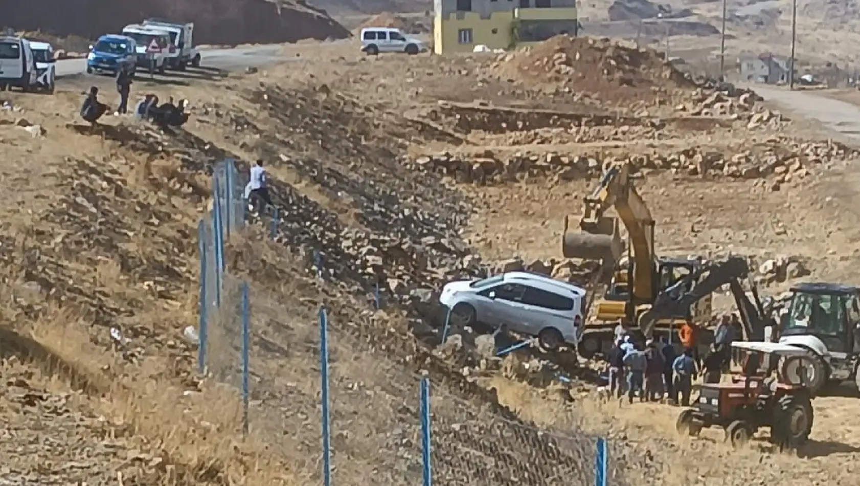 Siirt'te Hafif Ticari Araç Şarampole Uçtu: Halk Yardıma Koştu