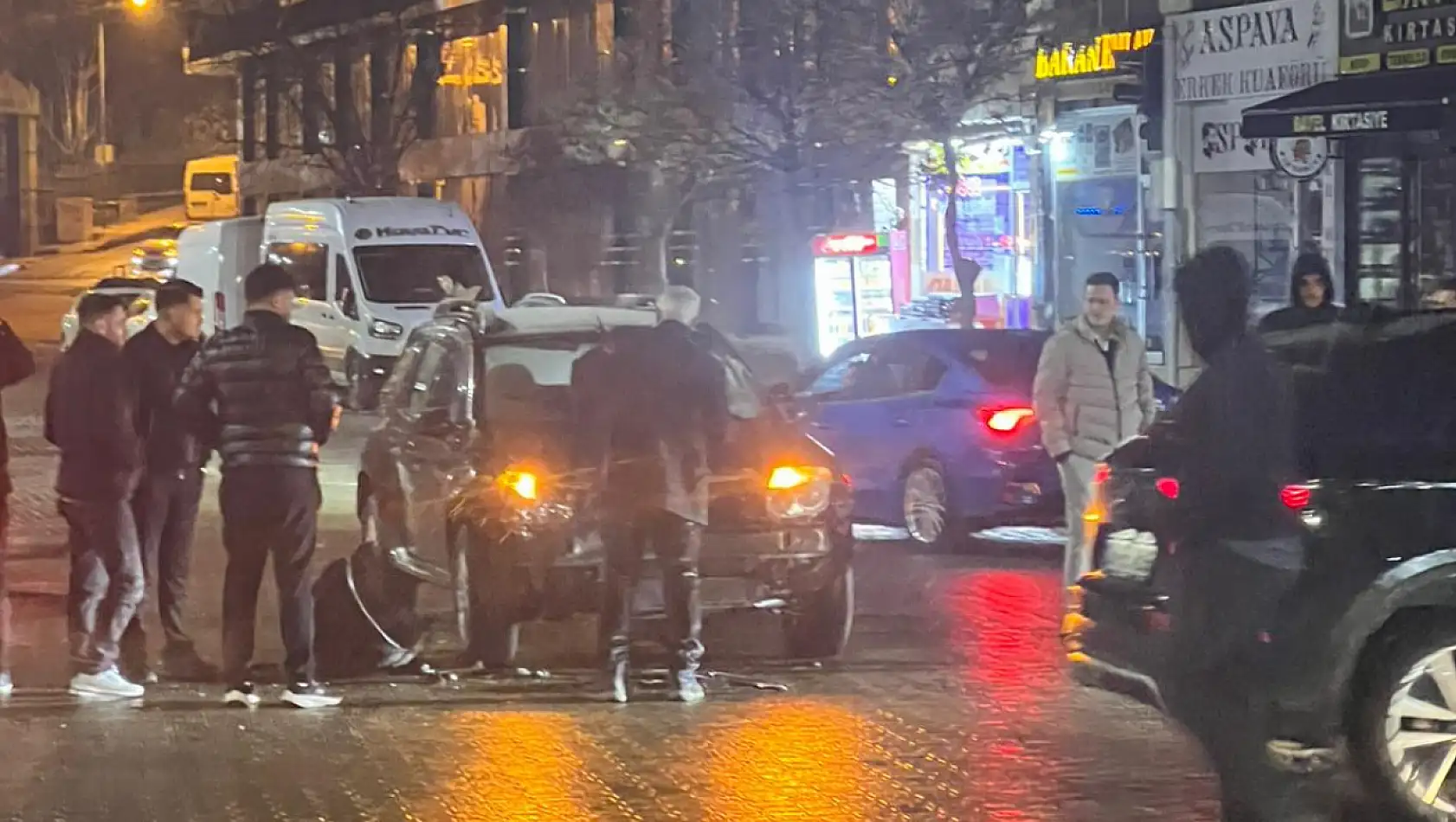 Siirt'te iki araç çarpıştı