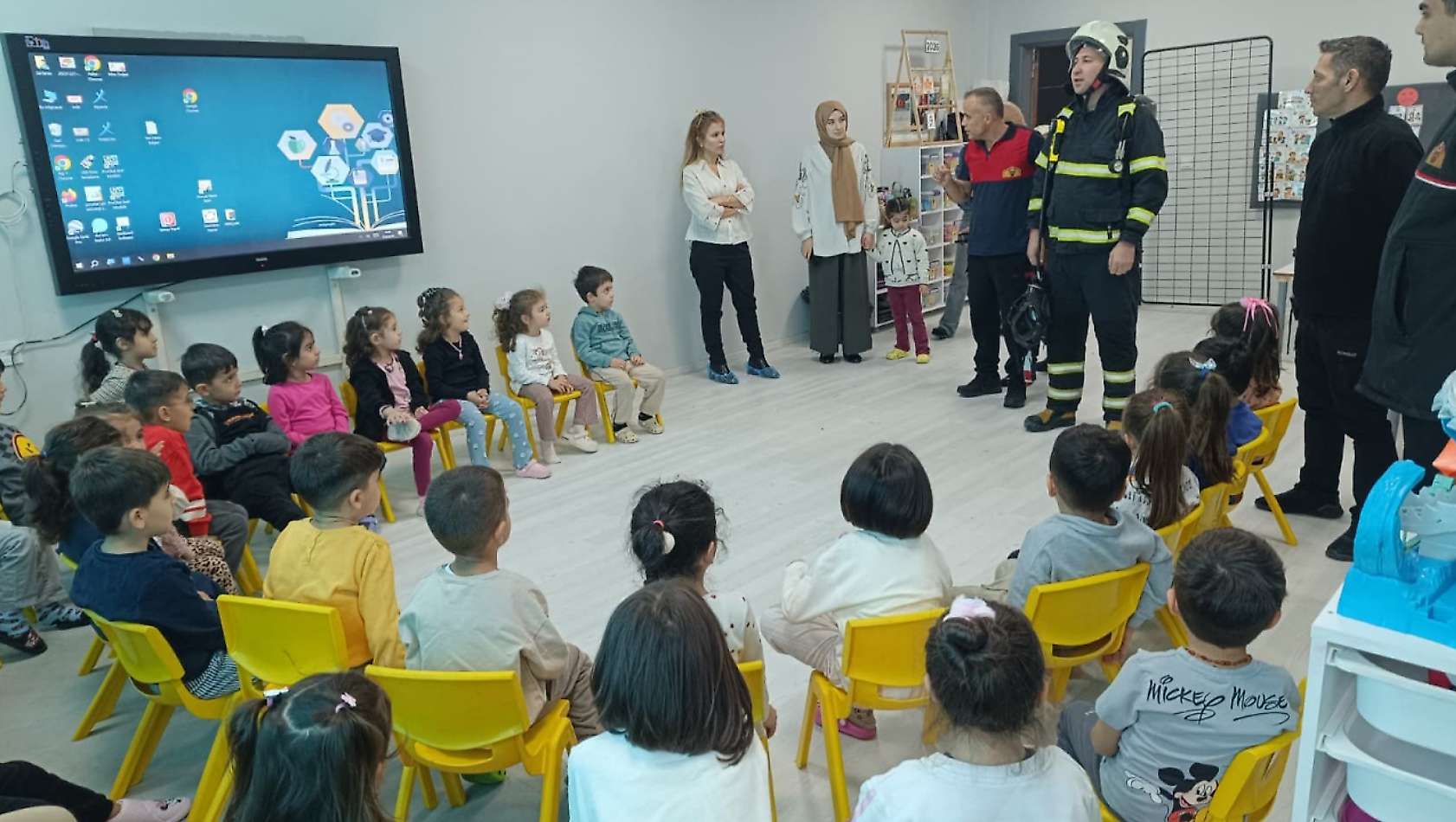 Siirt'te İtfaiye Haftası Kapsamında Yüzlerce Çocuğa Eğitim Verildi