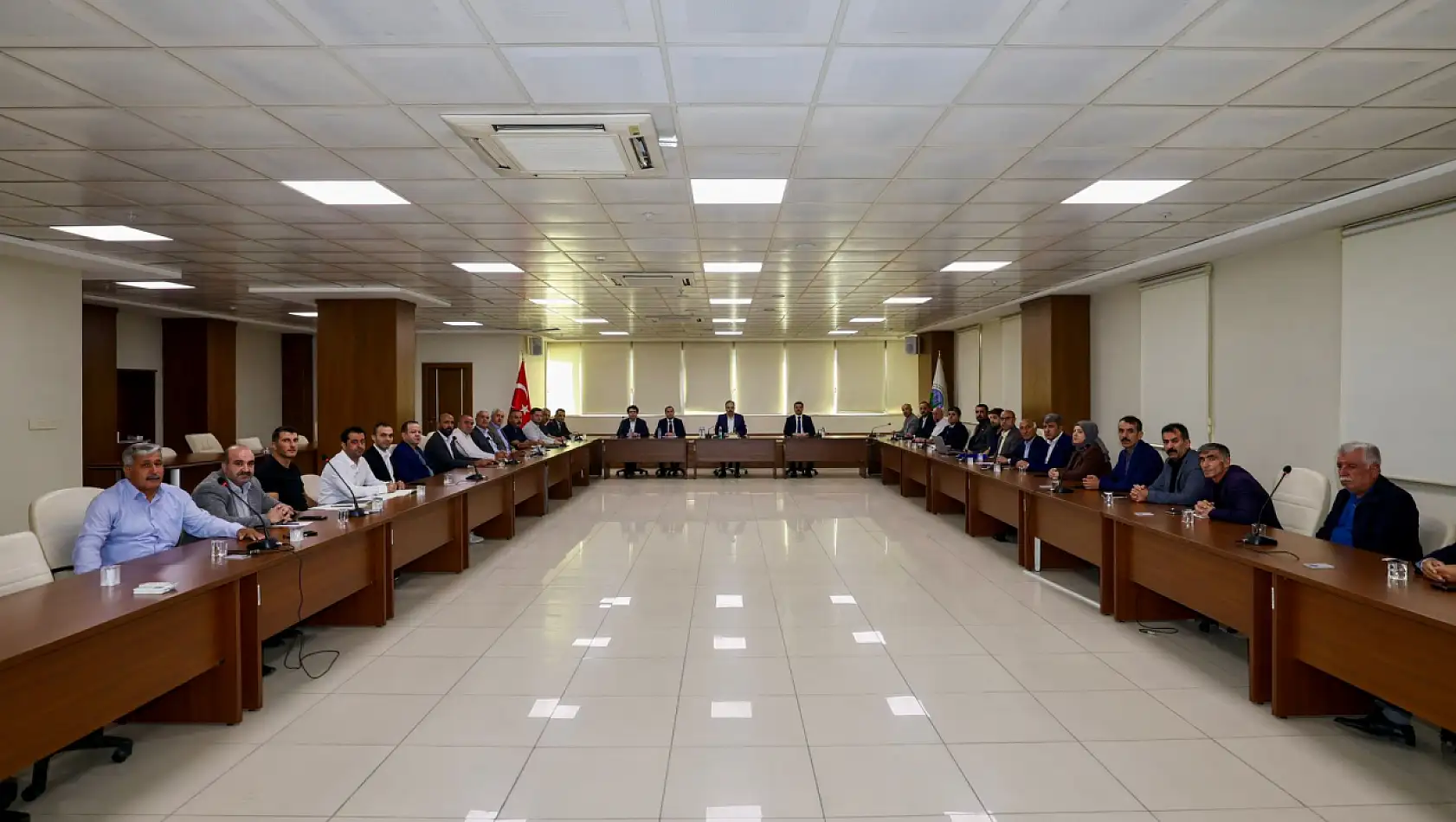 Siirt'te Mahallelerin Sorunları Masaya Yatırıldı: Vali Kızılkaya 'Hizmeti Eşit ve Etkin Şekilde Ulaştıracağız'