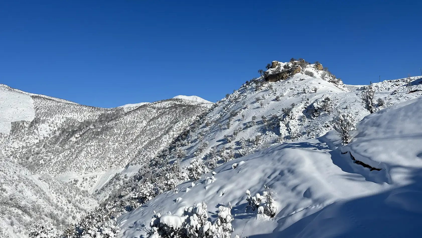 Siirt'te Tarih Beyaza Büründü: İrun Kalesi Kış Manzarasıyla Büyüledi