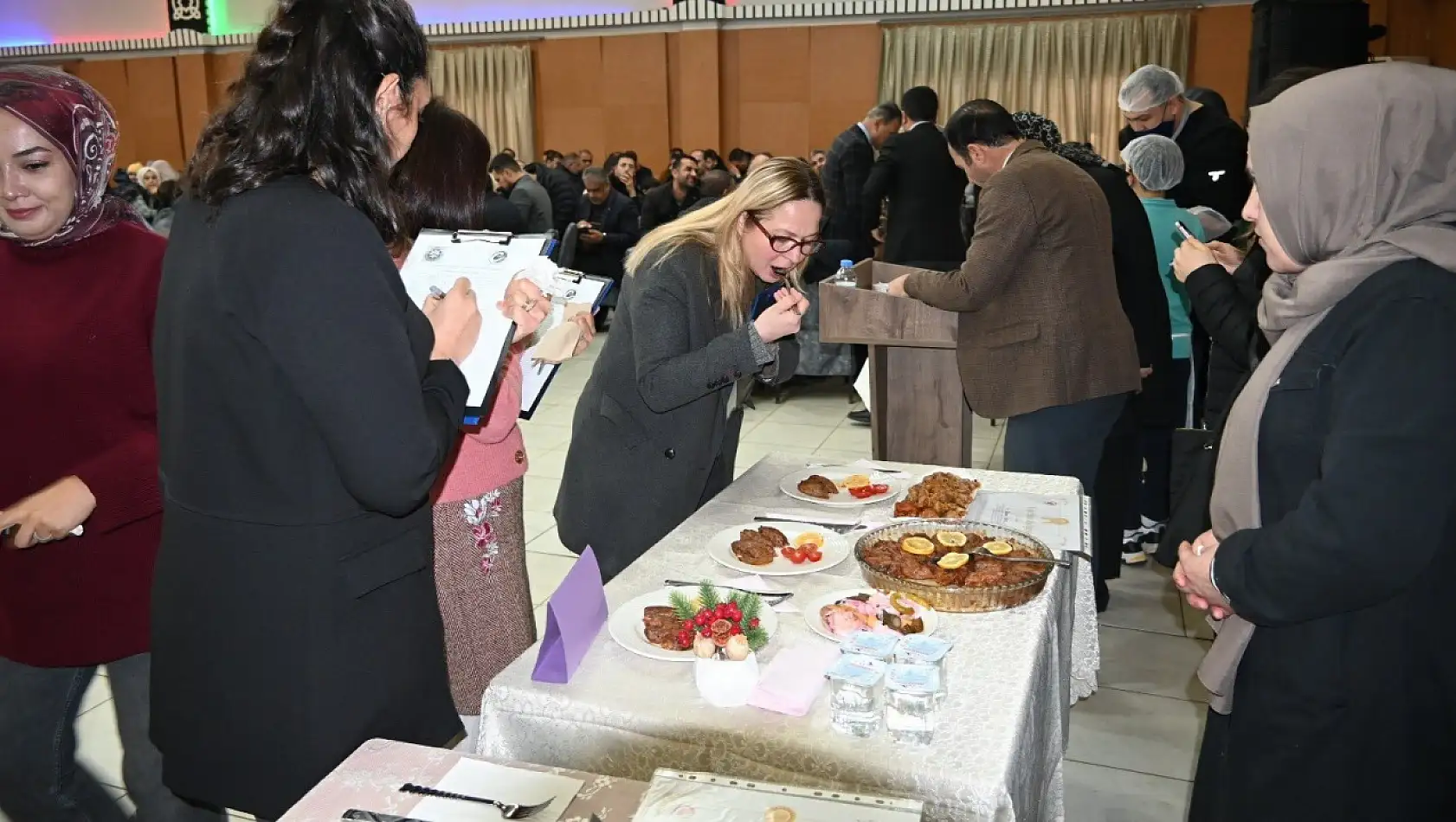 Siirt'te veliler hünerlerini sergiledi: Yerli Malı Yemek Yarışması düzenlendi