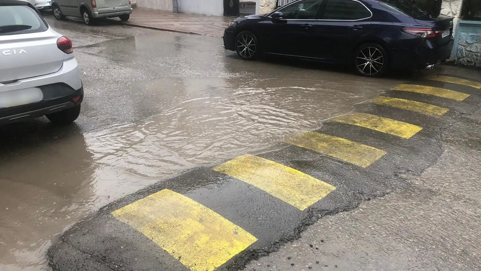 Siirt'te Yağış Etkili Oldu: Bazı Sokaklarda Göletler Oluştu