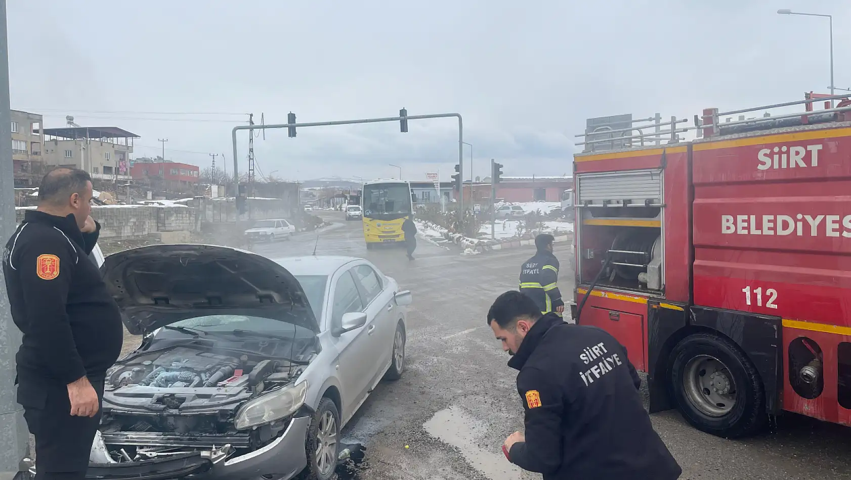 Siirt'te Yayalara Çarpmamak İçin Kaza Yaptı: 2 Yaralı