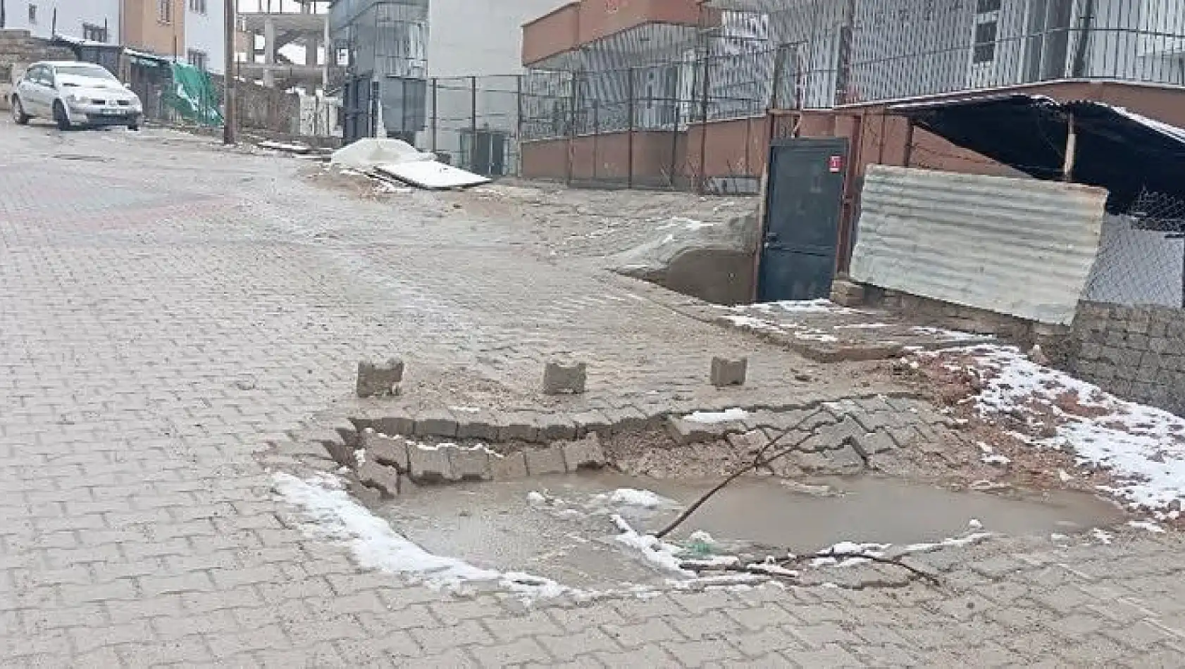 Siirt'te yolda çökme meydana geldi