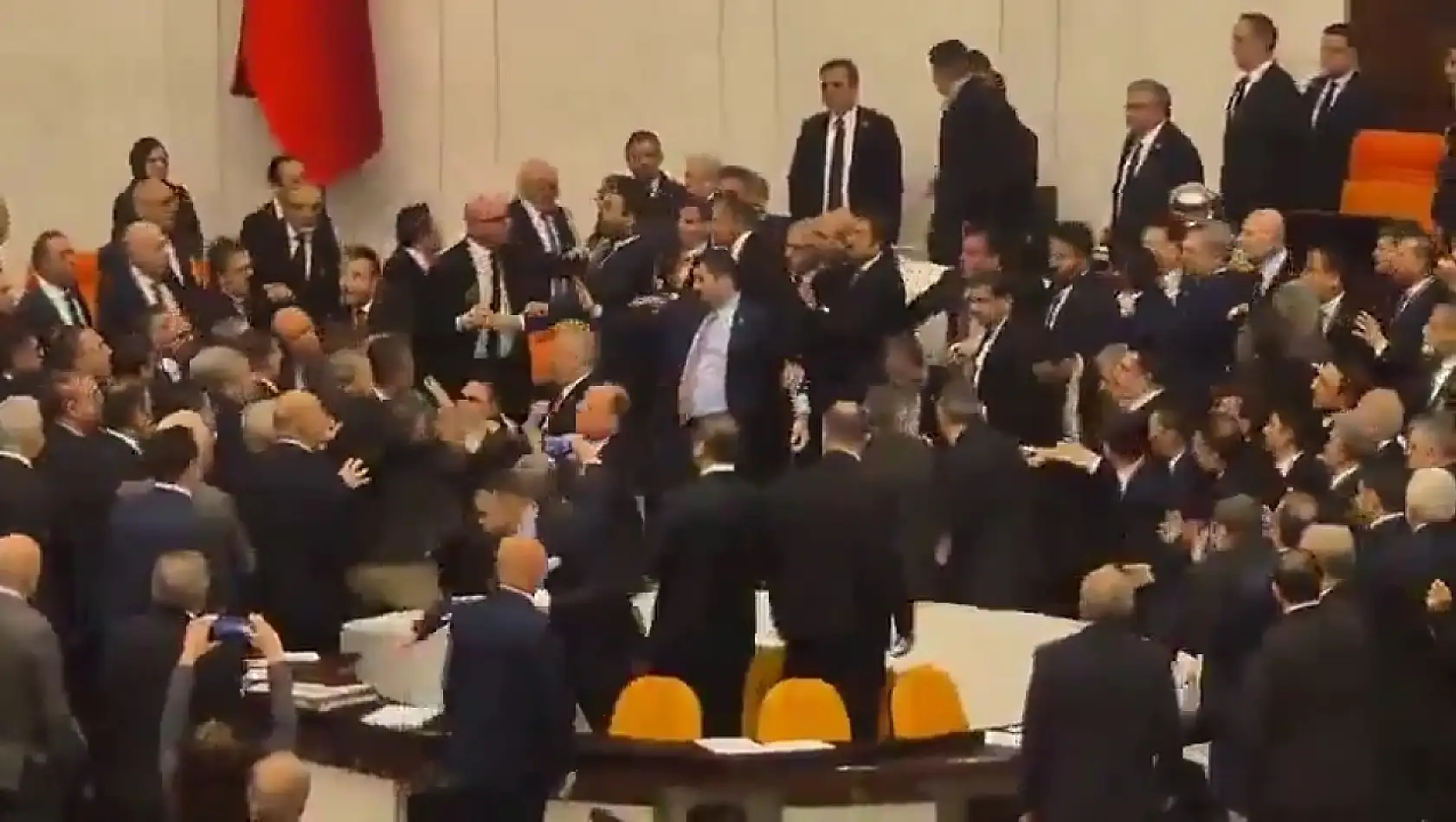 TBMM'de Milletvekilleri Bir Birine Girdi! Oturuma İki Kez Ara Verildi
