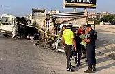 Siirtli Öğretmen Hayatını Kaybetti: Minibüs TIR'a Çarptı, 2 Ölü, 10 Yaralı